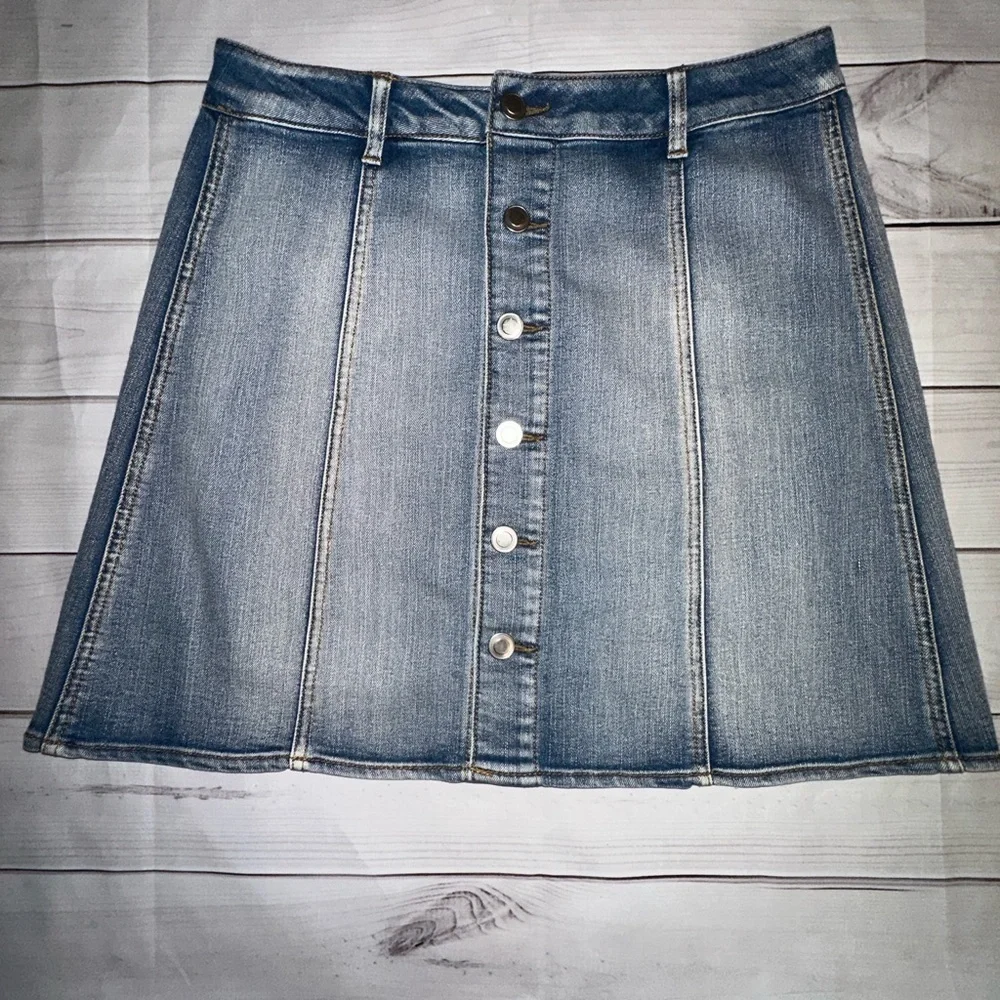 Denim Button-Front Skirt Size 4
Casual Wear Summer Lightweight Button Front - Picture 1 of 7